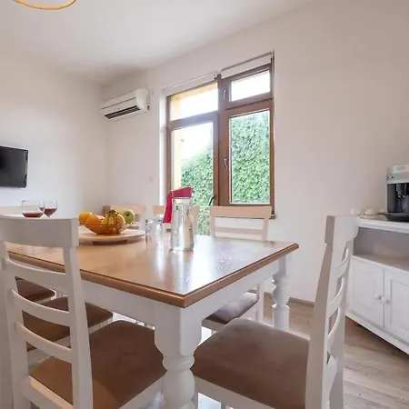 Entire House With Guest & Garden