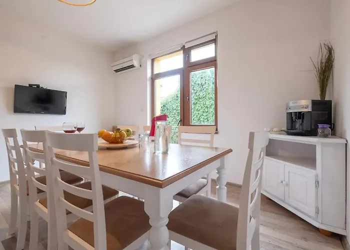 Entire House With Guest & Garden