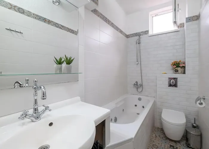 Entire House With Guest & Garden *