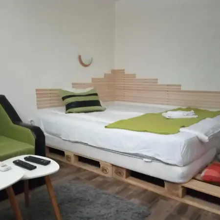 Entire House With Guest & Garden *